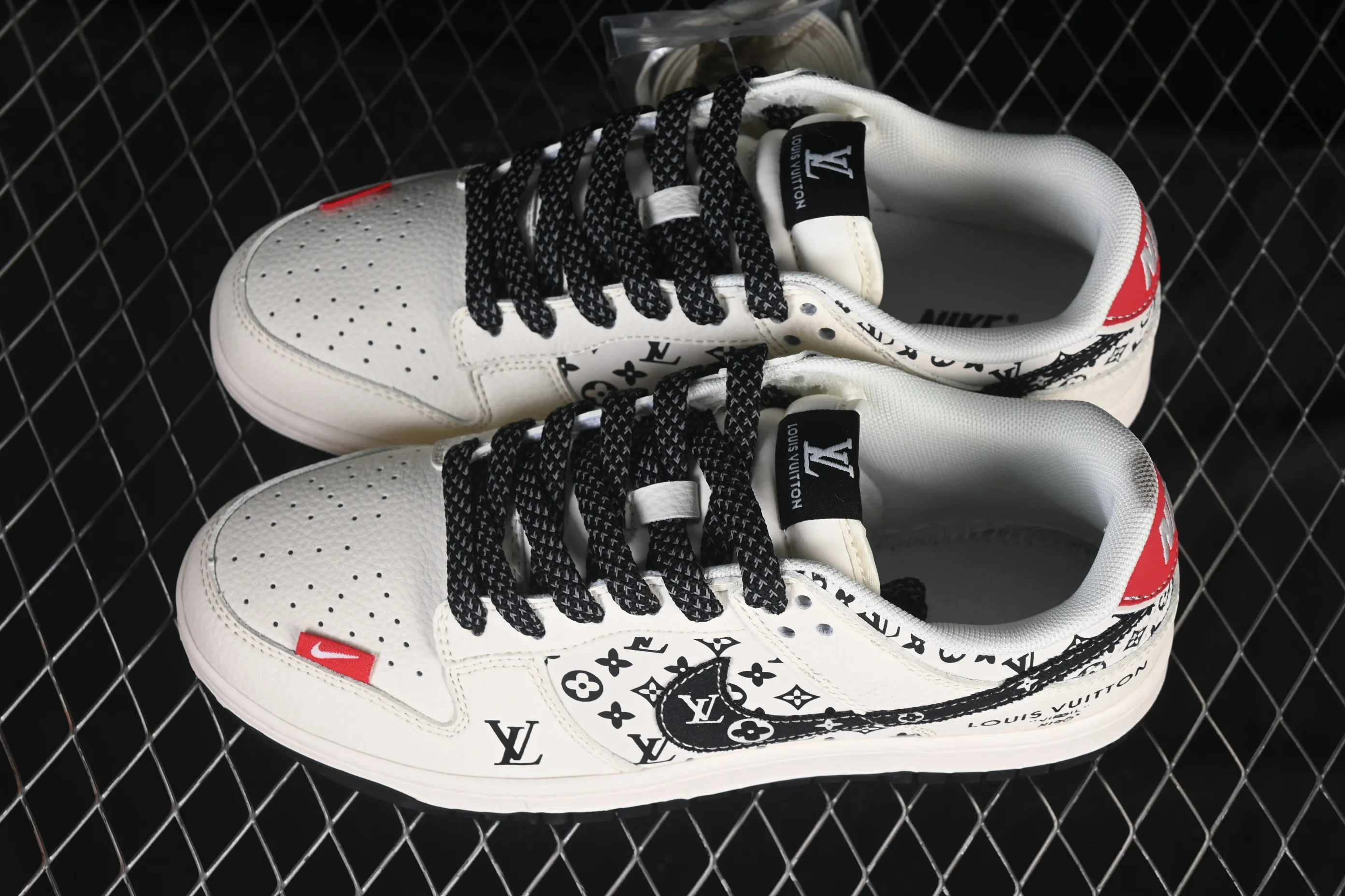 All categories Nk SB Dunk Series Nk SB Dunk Low High-end customized low-top sneakers Nike SB Dunk Low LV joint beige black and red print Anniversary high-end customized low-top casual sneakers HT5088-607